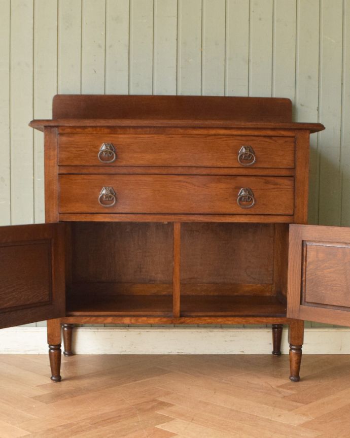 アンティークのチェスト　アンティーク家具　アンティーク家具、伝統的アンティークの風格たっぷりな英国カップボードチェスト。扉の奥には見せたくないものを収納できます。(q-795-f)