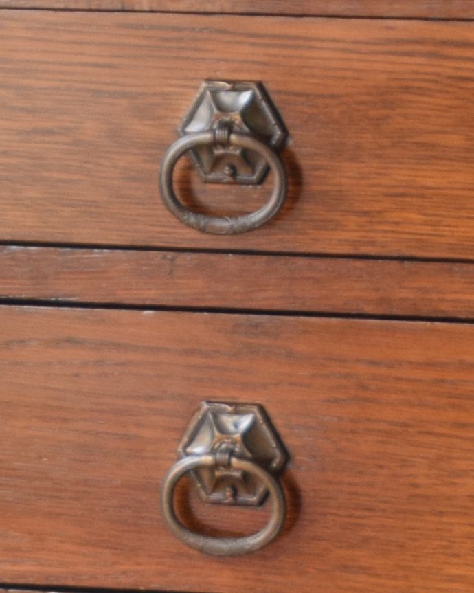 アンティークのチェスト　アンティーク家具　アンティーク家具、伝統的アンティークの風格たっぷりな英国カップボードチェスト。引き出しの取っ手は、リングタイプです。(q-795-f)