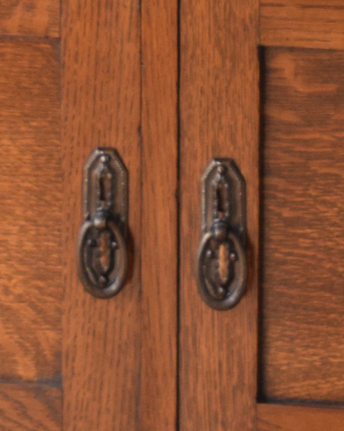 アンティークのチェスト　アンティーク家具　アンティーク家具、伝統的アンティークの風格たっぷりな英国カップボードチェスト。扉の取っ手もリングタイプ。(q-795-f)