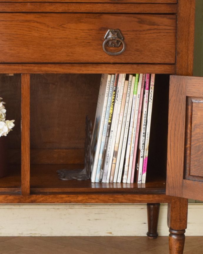 アンティークのチェスト　アンティーク家具　アンティーク家具、伝統的アンティークの風格たっぷりな英国カップボードチェスト。雑誌のように背の高いものを収納できます。(q-795-f)