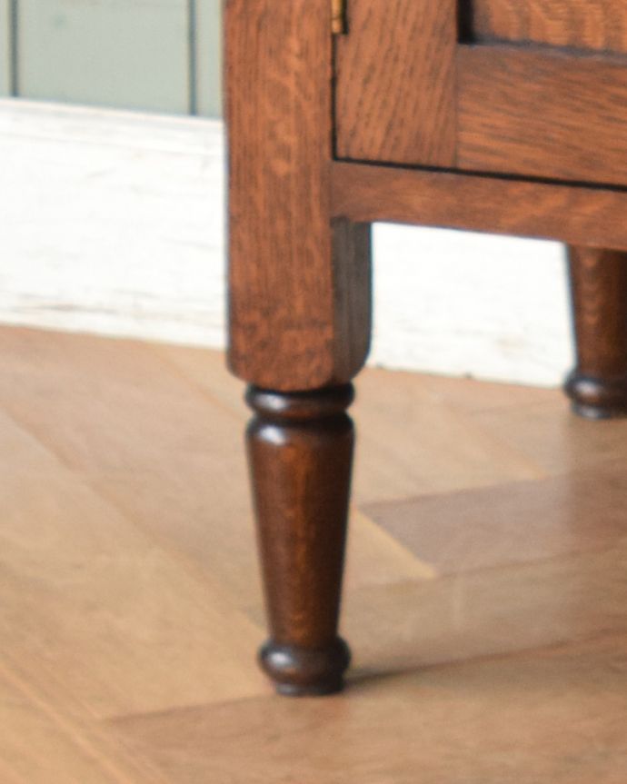アンティークのチェスト　アンティーク家具　アンティーク家具、伝統的アンティークの風格たっぷりな英国カップボードチェスト。スッキリとした脚です。(q-795-f)