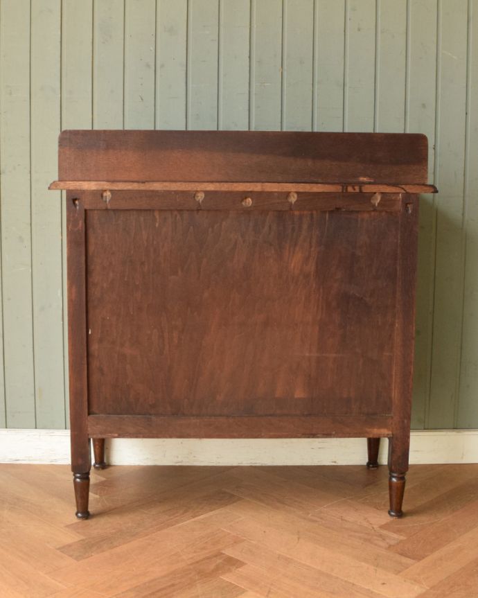 アンティークのチェスト　アンティーク家具　アンティーク家具、伝統的アンティークの風格たっぷりな英国カップボードチェスト。アンティークは新品ではないので、もちろん経年変化によるキズはありますが、専門の職人が目立たないようキレイにお直しをしているので、後姿までキレイです。(q-795-f)