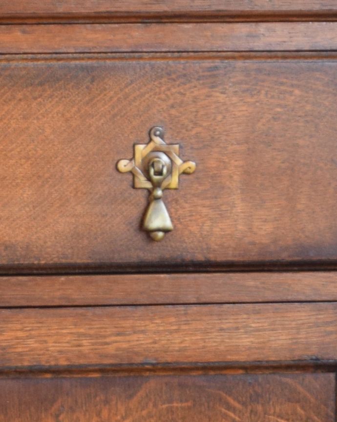 アンティークのチェスト　アンティーク家具　英国家具らしい彫りがカッコイイ！扉と引き出し付きのアンティーク家具（カップボードチェスト）。凝っていて高級感があるオシャレな取っ手です。(q-796-f)