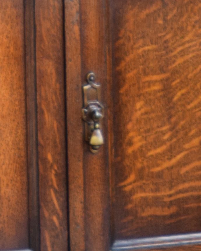 アンティークのチェスト　アンティーク家具　英国家具らしい彫りがカッコイイ！扉と引き出し付きのアンティーク家具（カップボードチェスト）。取っ手をそっと開くたびにときめきます。(q-796-f)