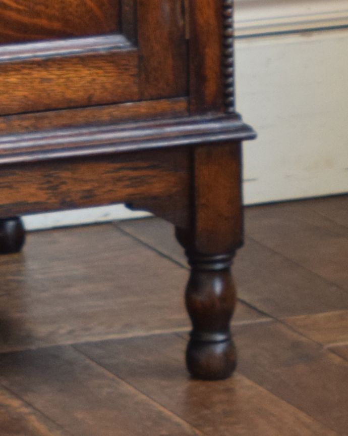 アンティークのチェスト　アンティーク家具　英国家具らしい彫りがカッコイイ！扉と引き出し付きのアンティーク家具（カップボードチェスト）。安定感のある脚がしっかり支えます。(q-796-f)