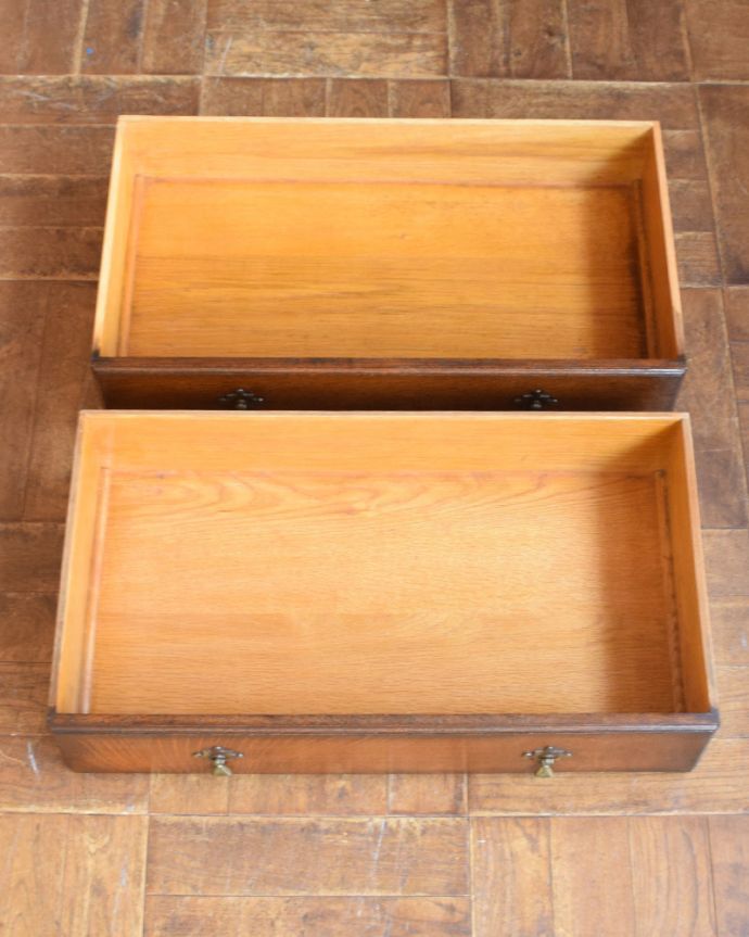 アンティークのチェスト　アンティーク家具　英国家具らしい彫りがカッコイイ！扉と引き出し付きのアンティーク家具（カップボードチェスト）。引き出しは２杯。(q-796-f)