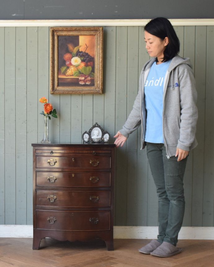 アンティークのチェスト アンティーク家具 トレー付きのチェストオブドロワーズ、マホガニー材のアンティーク英国家具。高級感があって女性らしい優しいシルエット。(q-806-f)