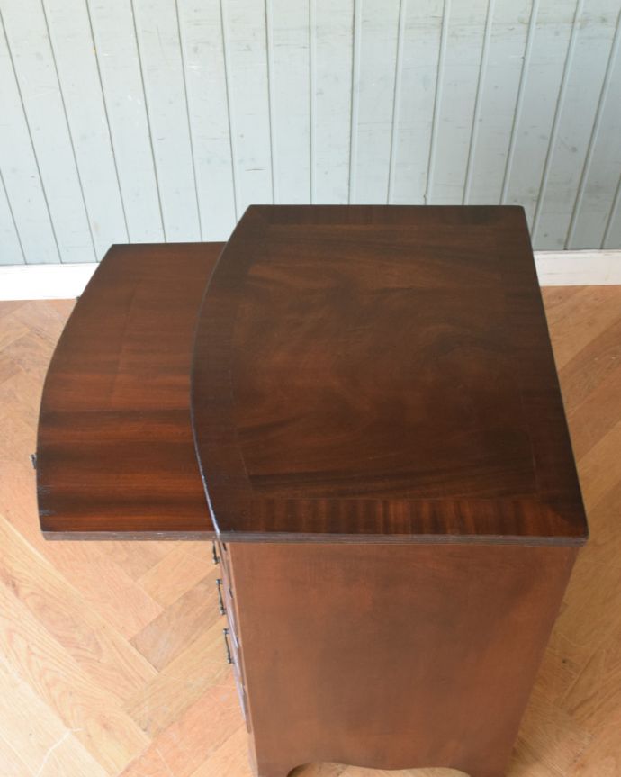 アンティークのチェスト アンティーク家具 トレー付きのチェストオブドロワーズ、マホガニー材のアンティーク英国家具。天板も木目がキレイです。(q-806-f)