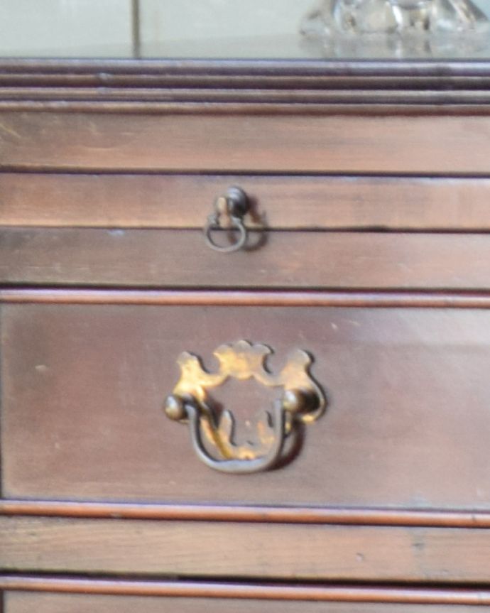 アンティークのチェスト アンティーク家具 トレー付きのチェストオブドロワーズ、マホガニー材のアンティーク英国家具。ハンドル形のオシャレな取っ手です。(q-806-f)