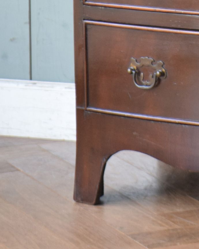 アンティークのチェスト アンティーク家具 トレー付きのチェストオブドロワーズ、マホガニー材のアンティーク英国家具。カッティングがキレイな脚です。(q-806-f)