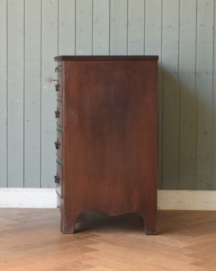 アンティークのチェスト アンティーク家具 トレー付きのチェストオブドロワーズ、マホガニー材のアンティーク英国家具。サイドから見ても絵になります。(q-806-f)