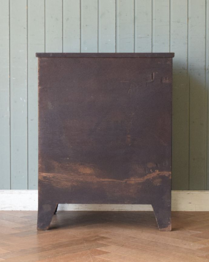 アンティークのチェスト アンティーク家具 トレー付きのチェストオブドロワーズ、マホガニー材のアンティーク英国家具。アンティークは新品ではないので、もちろん経年変化によるキズはありますが、専門の職人が目立たないようキレイにお直しをしているので、後姿までキレイです。(q-806-f)