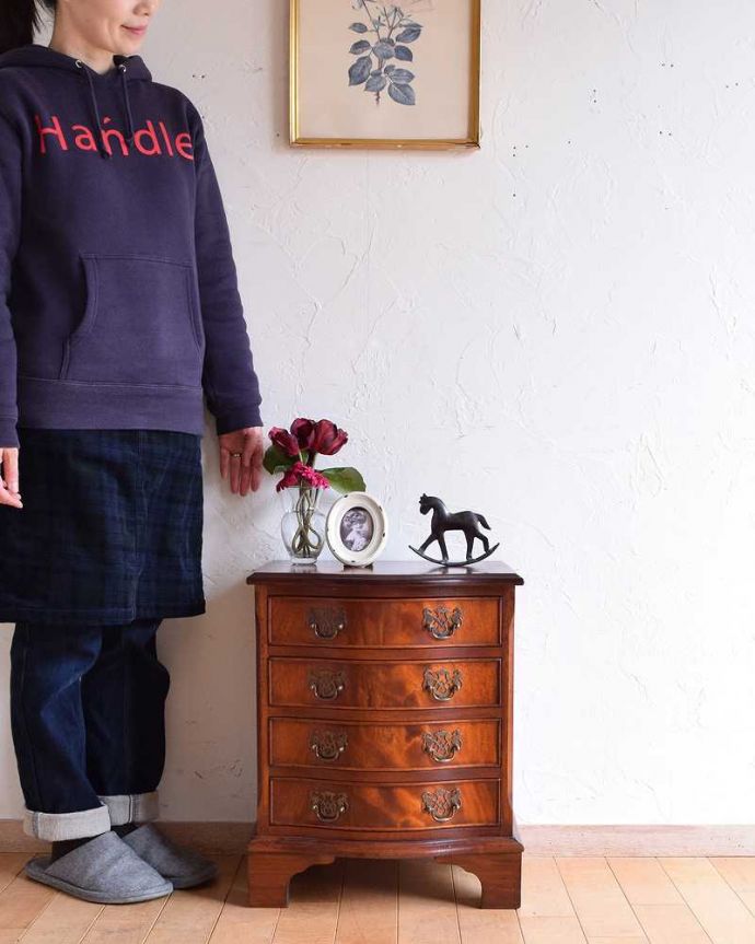 アンティークのチェスト　アンティーク家具　マホガニー材のベッドサイドチェスト、小さいサイズのアンティーク家具。小さくても一人前。(q-807-f-1)