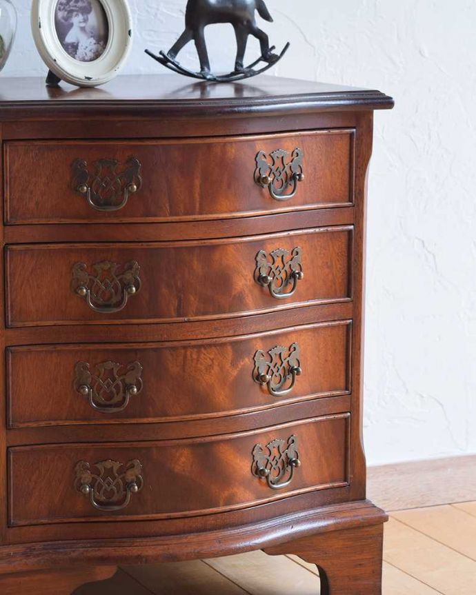 アンティークのチェスト　アンティーク家具　マホガニー材のベッドサイドチェスト、小さいサイズのアンティーク家具。木目で勝負！アンティークだから手に入る素材のよさシンプルなデザインなのに惹きつけられちゃう一番の魅力は、やはり使われている素材。(q-807-f-1)