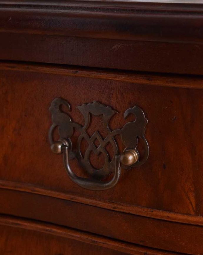 アンティークのチェスト　アンティーク家具　マホガニー材のベッドサイドチェスト、小さいサイズのアンティーク家具。アンティークらしい取っ手取っ手のデザインまで高級感があるアンティーク家具。(q-807-f-1)