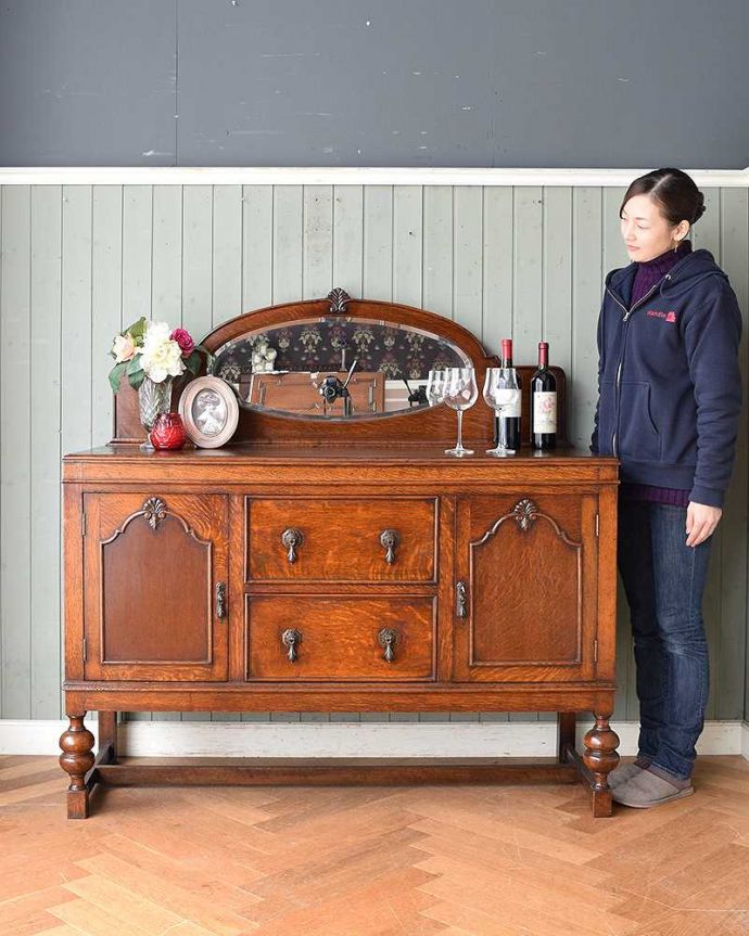 サイドボード　アンティーク家具　キラッと輝くミラーが付いた重厚感溢れるアンティークミラーバックサイドボード。鏡がキラっと輝くサイドボード光を取り込んでキラキラ輝くミラーは、まだ電気が発達していなかった時代に太陽や蝋燭の灯りを反射させて部屋を明るくするために付けられたもの。(q-812-f-1)