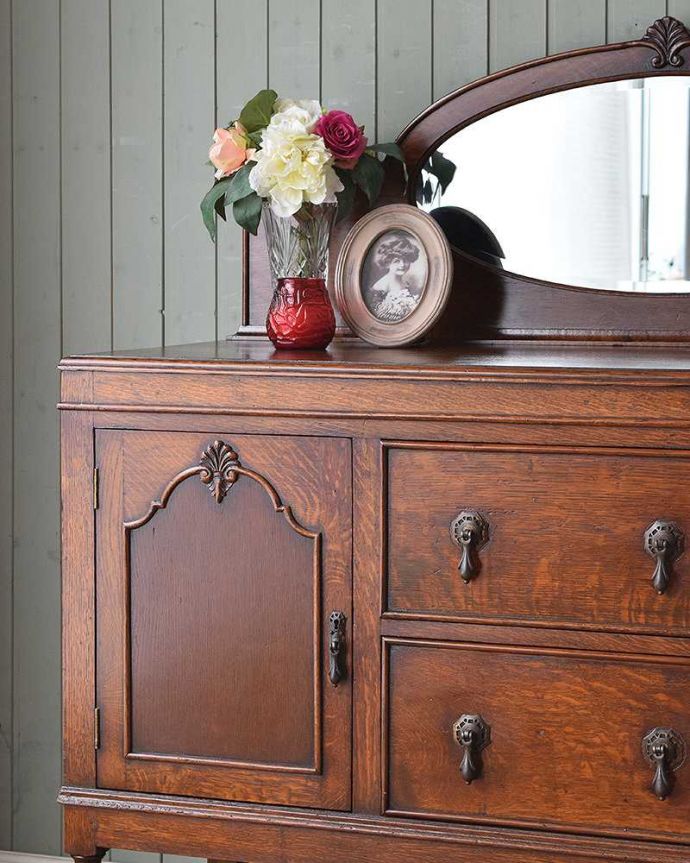 サイドボード　アンティーク家具　キラッと輝くミラーが付いた重厚感溢れるアンティークミラーバックサイドボード。見た目の美しさとたっぷりの収納力が魅力もともとダイニングでサーブ用の家具として造られた英国らしいアンティーク家具。(q-812-f-1)