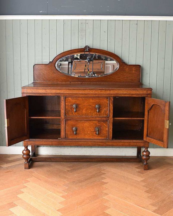 サイドボード　アンティーク家具　キラッと輝くミラーが付いた重厚感溢れるアンティークミラーバックサイドボード。扉を開けて中を見てみると･･･扉の中の収納はこんな感じになっています。(q-812-f-1)