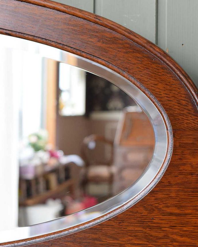 サイドボード　アンティーク家具　キラッと輝くミラーが付いた重厚感溢れるアンティークミラーバックサイドボード。美しいアンティークのミラーカッティングがキラッと輝くミラー。(q-812-f-1)