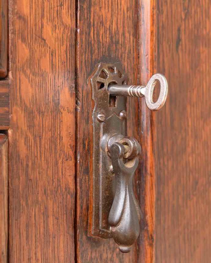 サイドボード　アンティーク家具　キラッと輝くミラーが付いた重厚感溢れるアンティークミラーバックサイドボード。開けるたびに、ワクワクしちゃう。(q-812-f-1)