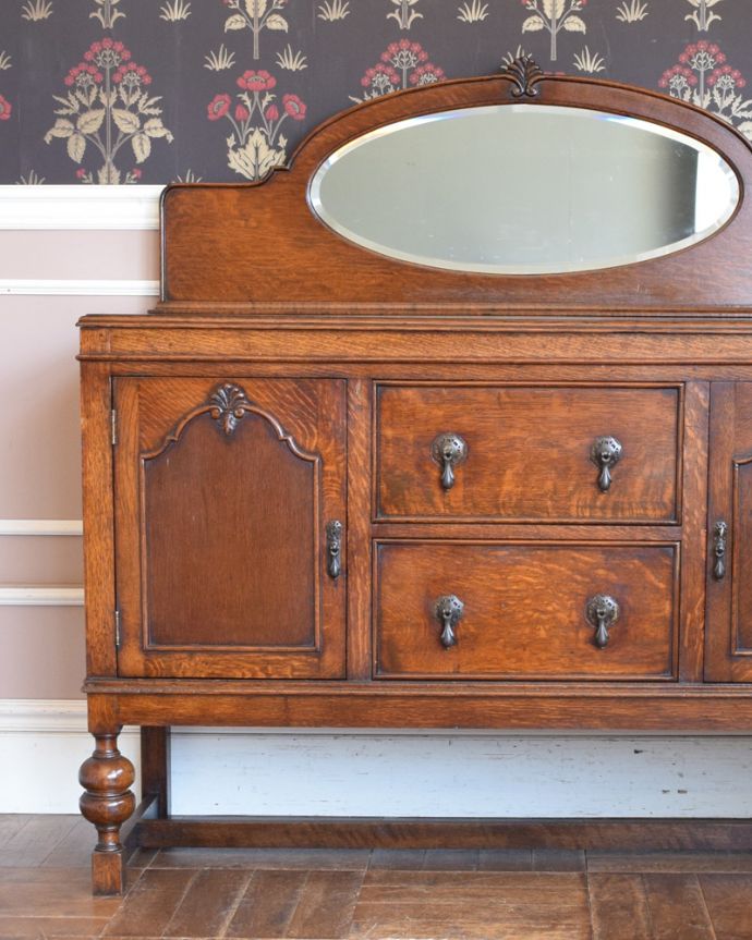 サイドボード アンティーク家具 キラッと輝くミラーが付いた重厚感溢れるアンティークミラーバックサイドボード。見た目の美しさとたっぷりの収納力が魅力もともとダイニングでサーブ用の家具として造られた英国らしいアンティーク家具。(q-812-f)