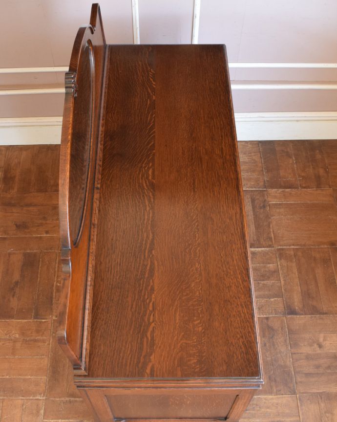 サイドボード　アンティーク家具　キラッと輝くミラーが付いた重厚感溢れるアンティークミラーバックサイドボード。天板もしっかりキレイに修復しました。(q-812-f-1)