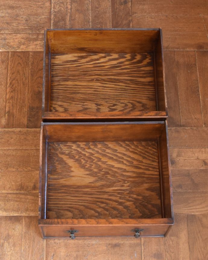 サイドボード　アンティーク家具　キラッと輝くミラーが付いた重厚感溢れるアンティークミラーバックサイドボード。もちろん引き出しの中もキレイに修復しましたもともとシルバーのカトラリーなどを入れて収納していた引き出し。(q-812-f-1)