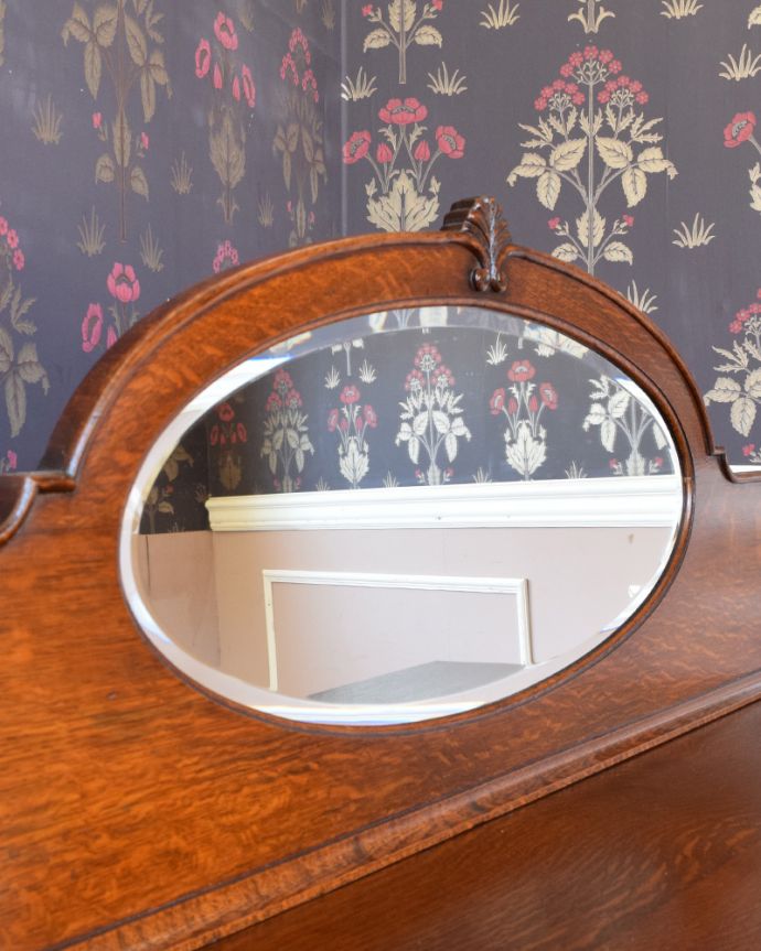 サイドボード アンティーク家具 キラッと輝くミラーが付いた重厚感溢れるアンティークミラーバックサイドボード。美しいアンティークのミラーカッティングがキラッと輝くミラー。(q-812-f)