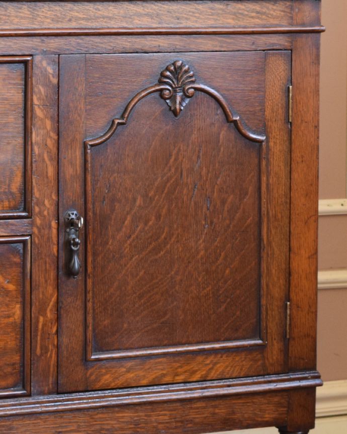 サイドボード　アンティーク家具　キラッと輝くミラーが付いた重厚感溢れるアンティークミラーバックサイドボード。英国アンティークらしさアンティークらしい丁寧な装飾。(q-812-f-1)