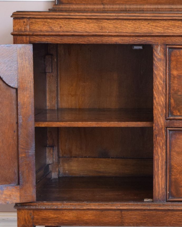 サイドボード アンティーク家具 キラッと輝くミラーが付いた重厚感溢れるアンティークミラーバックサイドボード。左右の扉内には、1枚づつ棚板が付いています。(q-812-f)