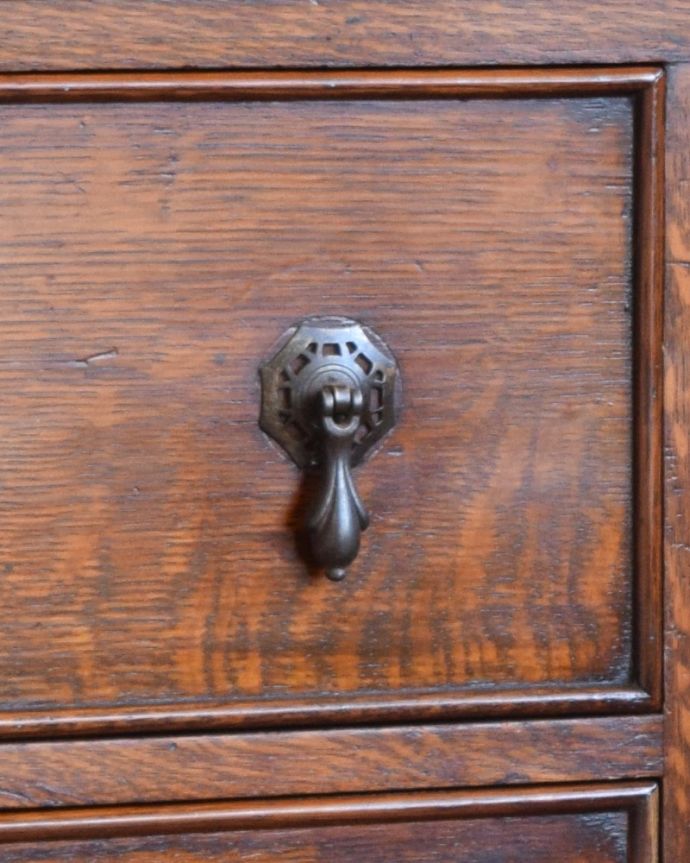 サイドボード　アンティーク家具　キラッと輝くミラーが付いた重厚感溢れるアンティークミラーバックサイドボード。アンティークらしい素敵な取っ手デザインが美しい取っ手。(q-812-f-1)