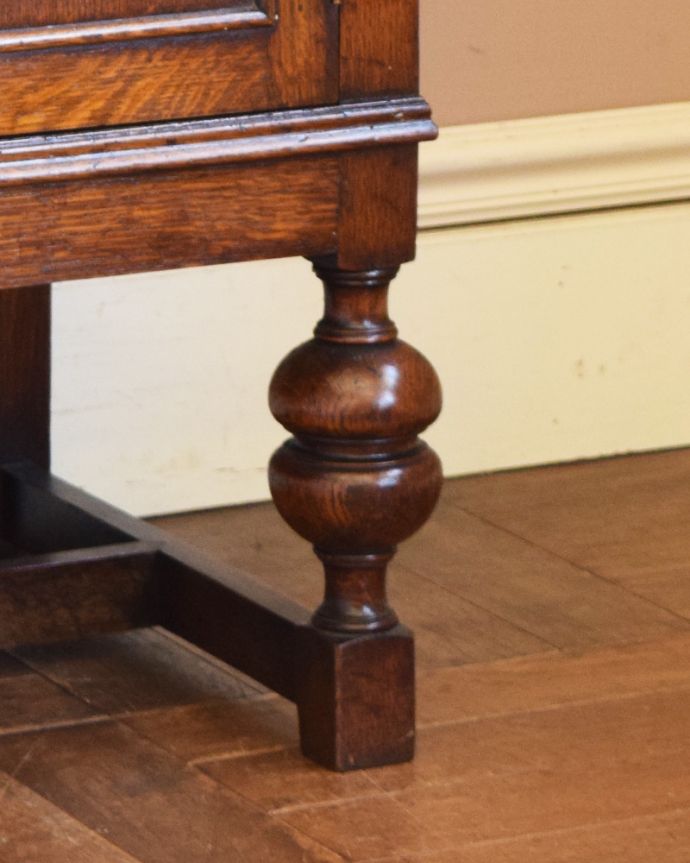 サイドボード　アンティーク家具　キラッと輝くミラーが付いた重厚感溢れるアンティークミラーバックサイドボード。女性でも運べちゃう理由は･･･Handleのアンティークは、脚の裏にフェルトキーパーをお付けしていますので、重い家具でも床を滑らせれて移動する事が出来ます。(q-812-f-1)