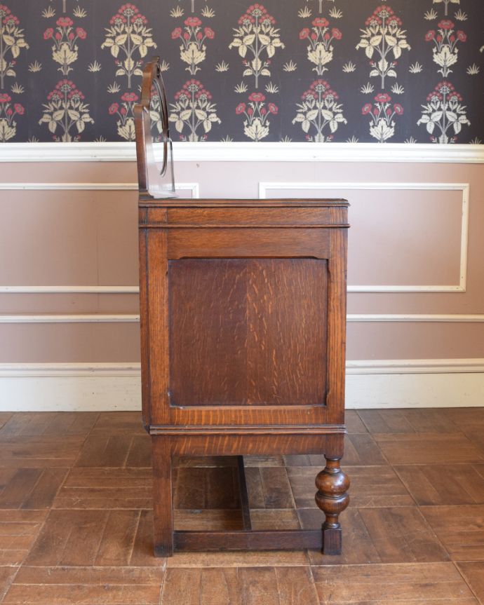 サイドボード　アンティーク家具　キラッと輝くミラーが付いた重厚感溢れるアンティークミラーバックサイドボード。横から見た姿もステキ横から見てみるとこんな感じです。(q-812-f-1)