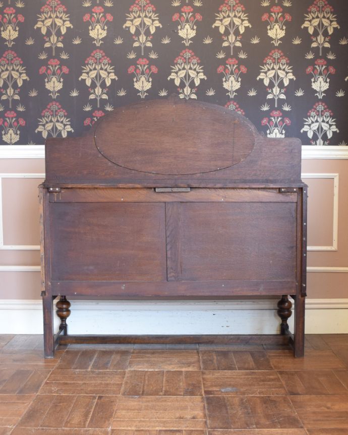 サイドボード　アンティーク家具　キラッと輝くミラーが付いた重厚感溢れるアンティークミラーバックサイドボード。もちろん、後ろ姿もキレイです。(q-812-f-1)