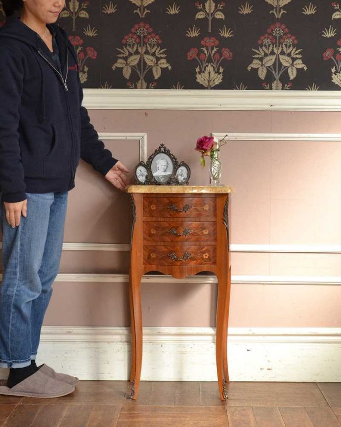 アンティークのチェスト　アンティーク家具　ウォルナット材と天然石を使ったアンティーク家具、ベッドサイドチェスト。サイドテーブルにも最適！使いたいときに使いたいところに持ってこられる気軽さが魅力です。(q-814-f)