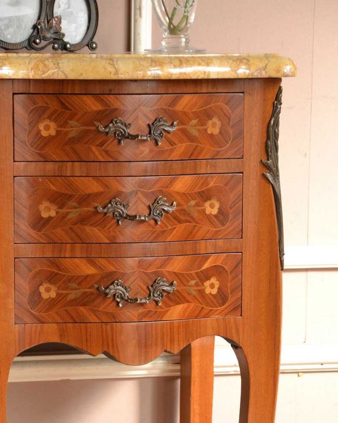 アンティークのチェスト　アンティーク家具　ウォルナット材と天然石を使ったアンティーク家具、ベッドサイドチェスト。繊細で高級感たっぷりの扉の彫り。(q-814-f)