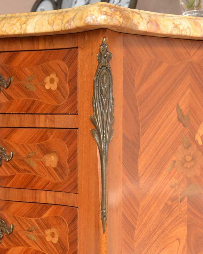 アンティークのチェスト　アンティーク家具　ウォルナット材と天然石を使ったアンティーク家具、ベッドサイドチェスト。正面には、飾りの金具が付いています。(q-814-f)