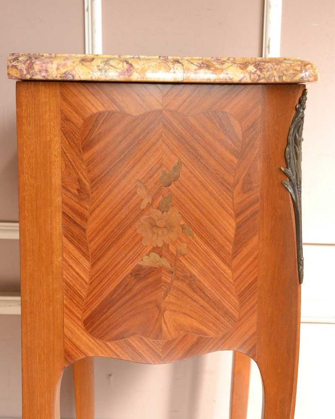 アンティークのチェスト　アンティーク家具　ウォルナット材と天然石を使ったアンティーク家具、ベッドサイドチェスト。両サイドに象嵌で施したお花があしらわれています。(q-814-f)