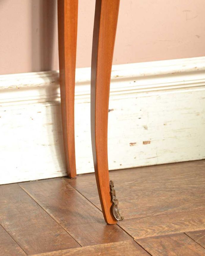 アンティークのチェスト　アンティーク家具　ウォルナット材と天然石を使ったアンティーク家具、ベッドサイドチェスト。美しい飾りが入っている脚です。(q-814-f)