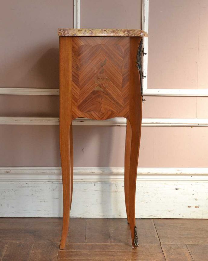 アンティークのチェスト　アンティーク家具　ウォルナット材と天然石を使ったアンティーク家具、ベッドサイドチェスト。サイドもスッキリ。(q-814-f)