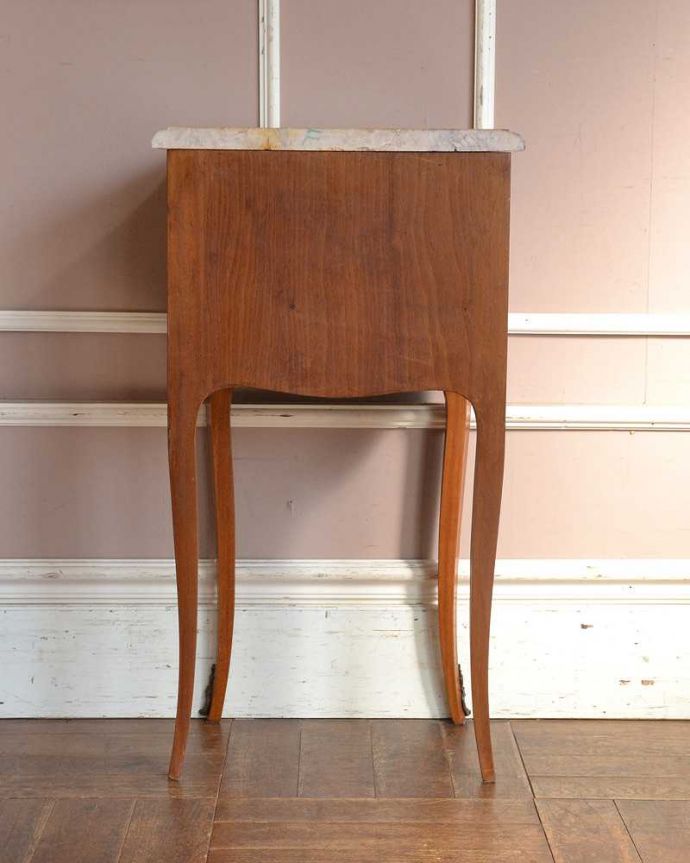 アンティークのチェスト　アンティーク家具　ウォルナット材と天然石を使ったアンティーク家具、ベッドサイドチェスト。アンティークは新品ではないので、もちろん経年変化によるキズはありますが、専門の職人が目立たないようキレイにお直しをしているので、後姿までキレイです。(q-814-f)