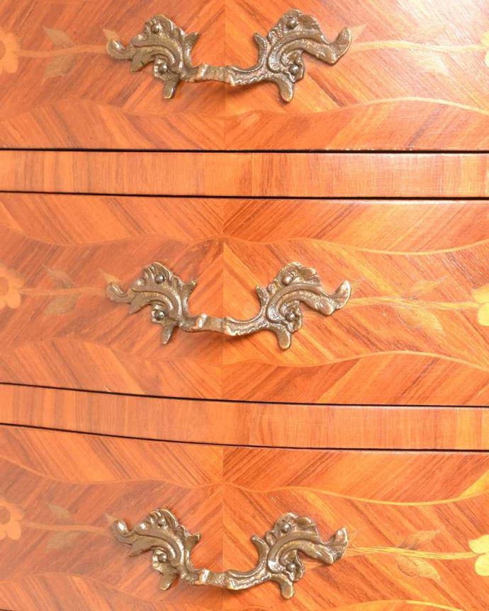 アンティークのチェスト　アンティーク家具　ウォルナット材と天然石を使ったアンティーク家具、ベッドサイドチェスト。優雅な引き出しの取っ手です。(q-814-f)