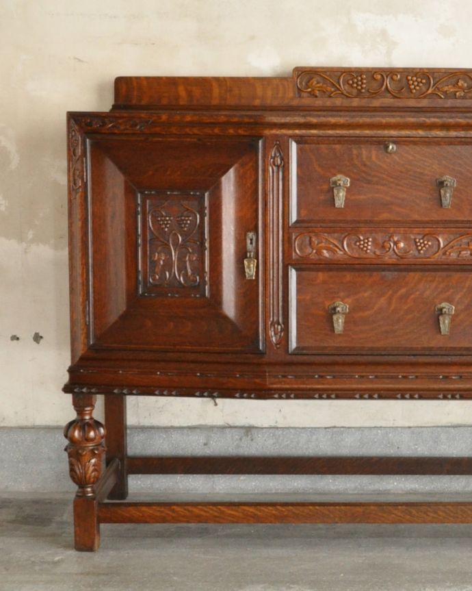 サイドボード　アンティーク家具　彫刻のデザインが美しいサイドボード、アンティークの英国家具。リビングに、寝室に、客間に･･･どこでもお部屋の顔になる家具です！リッチな気分で心を満たしてくれます。(q-821-f)