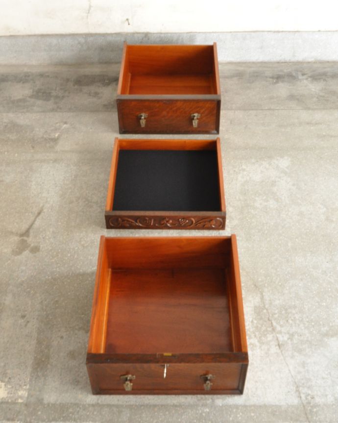 サイドボード　アンティーク家具　彫刻のデザインが美しいサイドボード、アンティークの英国家具。引き出しがあるので細かいものもしまえます。(q-821-f)