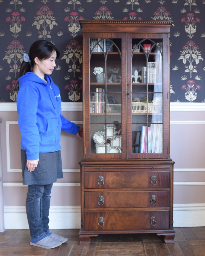 アンティークのキャビネット　アンティーク家具　大きなガラス扉が印象的なアンティークのブックケース（本棚）。本棚としてはもちろん、グラスや食器を並べて飾り棚としても素敵ですよ。(q-822-f)