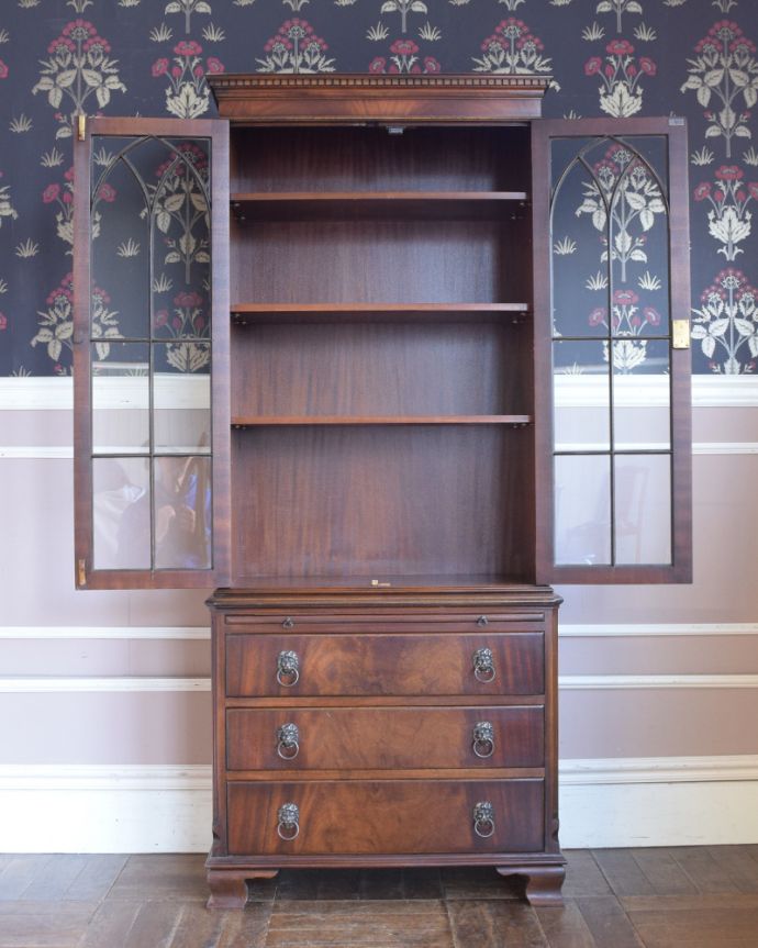 アンティークのキャビネット　アンティーク家具　大きなガラス扉が印象的なアンティークのブックケース（本棚）。内側も茶色なので落ち着きがあってかっこいいです。(q-822-f)