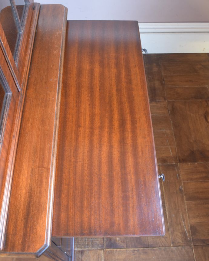 アンティークのキャビネット　アンティーク家具　大きなガラス扉が印象的なアンティークのブックケース（本棚）。中央に作業台が付いています。(q-822-f)