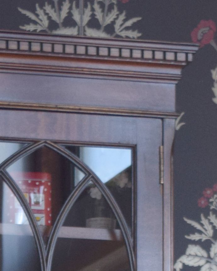 アンティークのキャビネット　アンティーク家具　大きなガラス扉が印象的なアンティークのブックケース（本棚）。トップには高級感のある装飾です。(q-822-f)