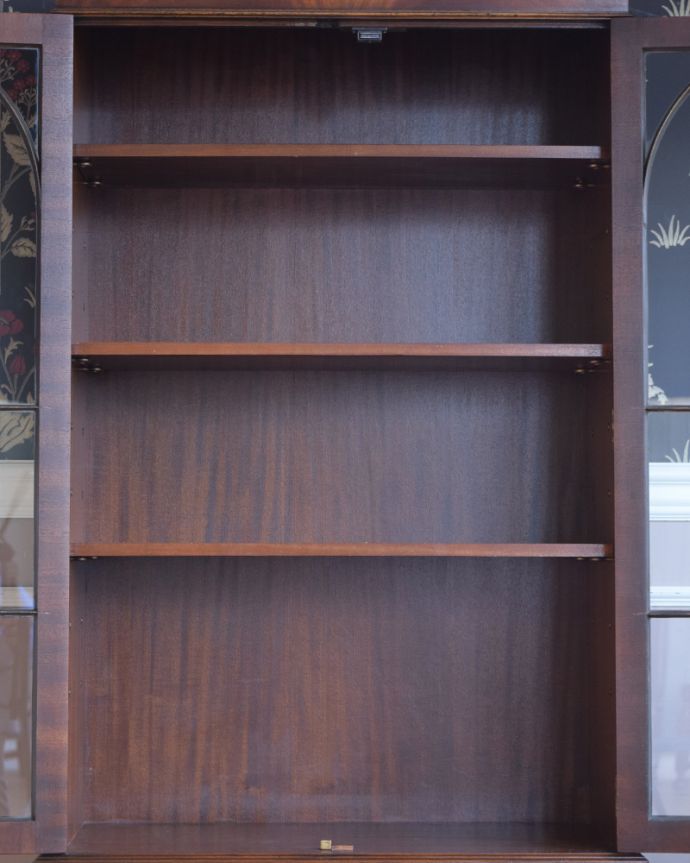 アンティークのキャビネット　アンティーク家具　大きなガラス扉が印象的なアンティークのブックケース（本棚）。棚板は取り外し可能です。(q-822-f)