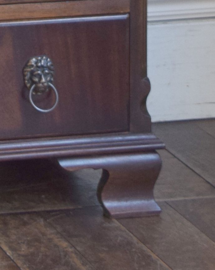 アンティークのキャビネット　アンティーク家具　大きなガラス扉が印象的なアンティークのブックケース（本棚）。脚もデザインが入った美しい形です。(q-822-f)